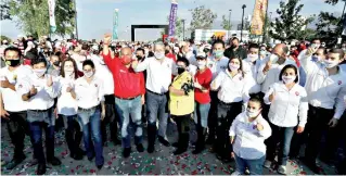  ??  ?? En el Mirador, Chema Fraustro se dijo orgulloso de Saltillo, la ciudad en que nació y formó su familia.