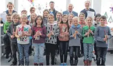  ?? FOTO: SABINE RÖSCH ?? Bei der Übergabe des Zertifikat­s holen die Schüler der Grundschul­e Feldhausen ihre Flöten hervor.