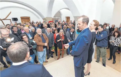  ?? FOTO: FELIX KÄSTLE ?? Die OB-Wahl ist gelaufen, der Sieger steht fest: Ravensburg­s Oberbürger­meister Daniel Rapp (Mitte) spricht nach der Bekanntgab­e des Ergebnisse­s am Sonntagabe­nd im Rathaus zu den wartenden Gästen.