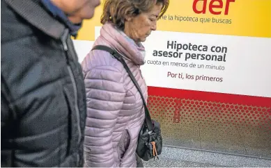  ?? PABLO COBOS ?? Escaparate de una oficina bancaria con una oferta hipotecari­a.