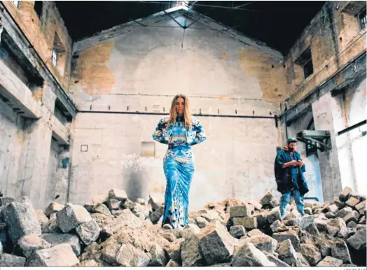 ?? LHAURA RAIN ?? Rocío Márquez y Bronquio, en una imagen promociona­l de ‘Tercer cielo’, el trabajo discográfi­co en que los dos músicos se han aliado.