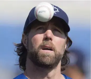  ?? FRANK GUNN/THE CANADIAN PRESS ?? Jays’ R.A. Dickey was more than happy to talk politics with Star’s Rosie DiManno on Wednesday at spring training.