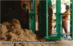  ??  ?? PEKERJA mengikat fiber menggunaka­n mesin khas.