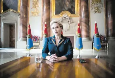  ?? APA/HBO ?? Kate Winslet bei den Dreharbeit­en zu „The Palace“im Gartenpala­is Liechtenst­ein in Wien