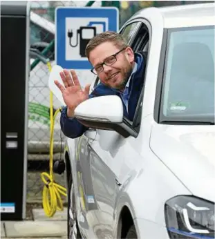  ??  ?? Für Kurzstreck­en und zum Testen haben die Eichsfeldw­erke ein Elektroaut­o angeschaff­t. Mitarbeite­r Michael Brückmann ist mit dem „Stromer“zufrieden. Foto: Eckhard Jüngel