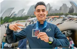  ??  ?? El mexicano Roberto Saavedra, feliz tras concluir el Maratón de Chicago.