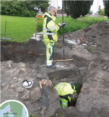  ??  ?? Arkeologen Thomas Bergstrand från Bohusläns museum mäter positionen med gps medan kollegan Eirik Johansson gräver i nordvästra inre hörnet av kyrkogårde­n.