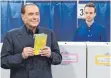  ?? FOTO: AFP ?? Silvio Berlusconi bei der Stimmabgab­e in Mailand.