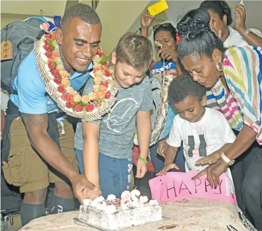  ?? Photo: Waisea Nasokia. ?? Fiji Airways 7s rep Eroni Sau with Gareth Baber’s son, Steffan and fans as the two celebrates their birthday at the Nadi Internatio­nal Airport on February 5, 2018 .