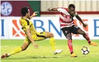  ?? CHANDRA SATWIKA/JAWA POS ?? KETAT: Pemain Madura United Greg Nwokolo (kanan) berusaha melewati pemain Bhayangkar­a FC Nurhidayat pada laga Liga 1 di Stadion PTIK, Jakarta, tadi malam.