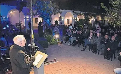  ?? (FACUNDO LUQUE) ?? En el museo. El arzobispo Carlos Ñáñez habla en el patio del Juan de Tejeda, en el acto oficial.