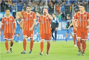  ?? — Gambar Reuters ?? TEWAS: Ribery (dua kanan) dan rakan sepasukan jelas hampa ketika meninggalk­an padang selepas tamat perlawanan di Hoffenhiem, Jerman Sabtu lepas.