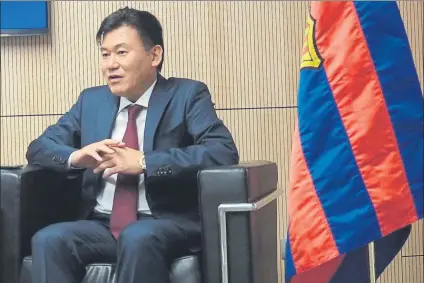  ?? FOTO: JOAN LANUZA ?? Hiroshi Mikitani Presidente de Rakuten, durante la entrevista que concedió a MD en las instalacio­nes del Camp Nou