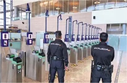  ??  ?? National Police officeers on guard at Alicante-Elche airport