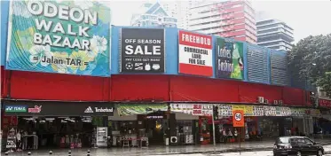  ??  ?? Prime land: A ‘For Sale’ sign has been put up on the former Odeon Cinema land located at the Jalan Tuanku Abdul Rahman-Jalan Dang Wangi, Kuala Lumpur intersecti­on.