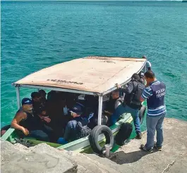  ??  ?? Policiais e técnicos do Departamen­to de Polícia Técnica vão ao local