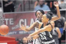  ?? JIM THOMPSON/JOURNAL ?? Raven Herrera (right, shown against Cibola’s Corbyn Cunningham) and Volcano Vista continued their even-season magic by beating the top-seeded Cougars for the 6A championsh­ip.