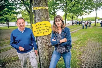  ?? FOTO: ANNE ORTHEN ?? Die Hauptkriti­ker Siegfried Küsel und Andrea Vogelgesan­g an einem Baum mit Plakat.