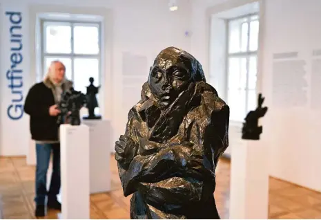  ?? Foto: Ondřej Deml, ČTK ?? Mistři světového umění Část nové stálé expozice Muzea Kampa je věnována Otto Gutfreundo­vi, jehož sbírka obsahuje 17 plastik a řadu kreseb a návrhů. Lidé tak uvidí jeho práce českého expresioni­smu a kubismu i plastiky z údobí civilismu.