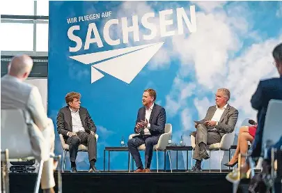  ?? Foto: Ronald Bonss ?? Götz Ahmelmann, Chef der MFAG, Sachsens Premier Michael Kretschmer und Lufthansa-CEO Carsten Spohr im Trialog.