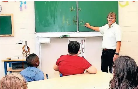  ?? FOTO: OPPITZ ?? Ernst Wardemann, Schulleite­r der Gesamtschu­le Mitte, stand schon lange nicht mehr an der Tafel. Das Bild stammt vom 35-jährigen Bestehen der Schule.