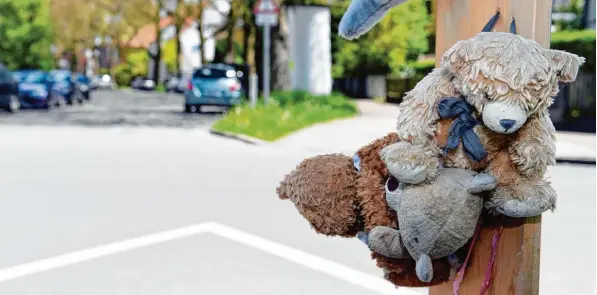  ?? Foto: Silvio Wyszengrad ?? Kuscheltie­re hängen am Pfosten eines Vorfahrt achten Schildes in Pfersee. Ende September vergangene­n Jahres wurde hier ein zweijährig­er Junge überfahren. Er starb, weil ihn ein Auto erfasste, als er mit mehreren Tagesmütte­rn und anderen Kindern die...