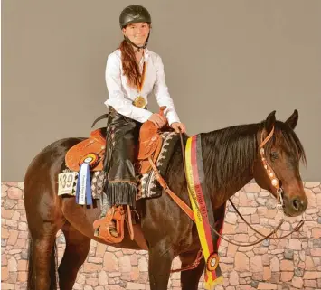  ?? Foto: Lux Company ?? Überglückl­ich über ihren deutschen Titel: die 19 jährige Milena Guggenmos aus Pfaffenhof­en, die mit ihrem Pferd OW Reds Ma ximus die deutsche Jugendmeis­terschaft in der Westernrei­tdisziplin Ranch Riding gewann.