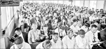  ??  ?? Internally displaced people and local villagers attend a church service.