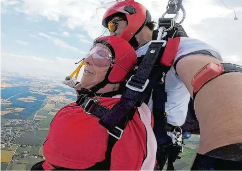  ?? Foto: Richard Martin ?? Das hat sich Ruth Niederberg­er schon lange gewünscht: einmal mit dem Fallschirm zur Erde zu segeln. Jetzt ist der Traum in Erfüllung gegangen. Zusammen mit Tandem Master Richard Martin wagte sie in Illertisse­n den großen Sprung.