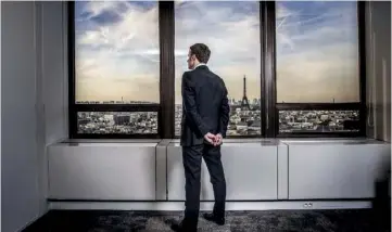  ??  ?? EMMANUEL MACRON, DANS SON BUREAU DE LA TOUR MONTPARNAS­SE, LE JEUDI 3 NOVEMBRE.