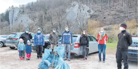  ?? FOTOS: ELISABETH SOMMER ?? Nach getaner Arbeit sammeln die Musiker beim „Hohle Fels“die Müllsäcke zusammen.