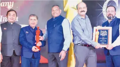  ?? ?? Ravinder Katyal, Director,Air Freight India, ISSGF; Rohil Kohli and Roop Singh receiving Leading Freight Forwarding Company Award at the recent India Cargo Awards