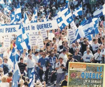  ?? PHOTO D’ARCHIVES ?? Après l’échec de l’accord du lac Meech, plus de 250 000 Québécois ont marché sur la rue Sherbrooke, à Montréal, pour le défilé de la Saint-Jean-Baptiste.