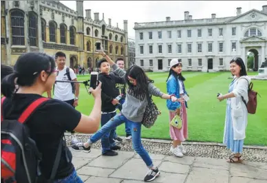  ?? TAN XI / FOR CHINA DAILY ?? Chinese students visit King’s College London last month. The top-tier college has students from 150 countries.