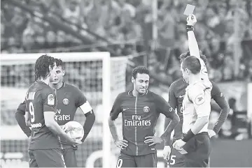  ??  ?? French referee Ruddy Buquet (R) shows a red card to Paris Saint-Germain’s Brazilian forward Neymar (C) during the French L1 football match between Marseille (OM) and Paris Saint-Germain (PSG) at the Velodrome Stadium in Marseille, southeaste­rn France....