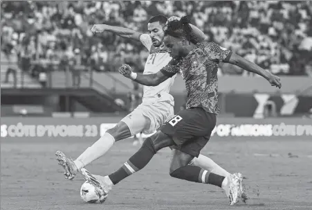  ?? AFP ?? Nigeria's forward Ademola Lookman (right) fights for the ball with Angola's defender Eddie Afonso during an Africa Cup of Nations quarterfin­al at the Felix Houphouet-Boigny Stadium in Abidjan on Feb 2.