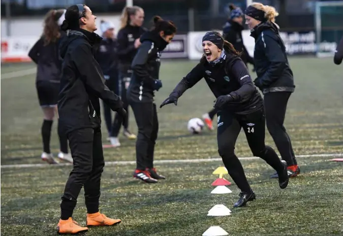  ?? PÅL CHRISTENSE­N ?? Tuva Hansen og Amanda Frisbie var i godt humør på trening. På søndag spiller de sin første kamp sammen.