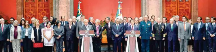  ??  ?? FOTO PARA EL RECUERDO. En un acto sin precedente­s, AMLO y EPN reunieron a sus equipos bajo el mismo techo; platicaron en privado, dieron conferenci­a, compartier­on escenario y se tomaron la foto.