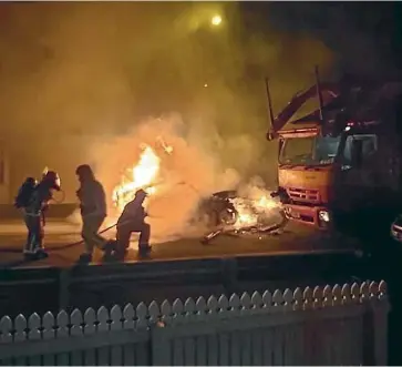  ?? MAIN PHOTO: ABBEY REID ?? The Dunedin car fire in which two men died. Below, victim Josiah Mani, a rugby league player originally from Papua New Guinea.