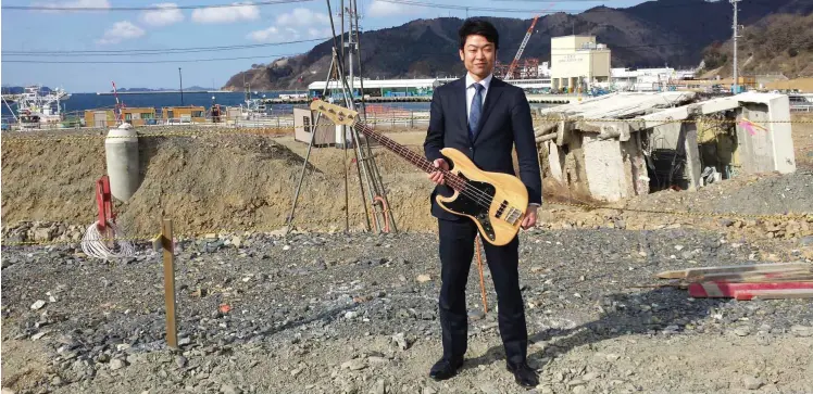  ?? Foto: Felix Lill ?? Yousuke Kajiya, Chef des Gitarrenhe­rstellers Glide, in seiner neuen Heimatstad­t Onagawa, die von dem verheerend­en Tsunami im März 2011 stark zerstört wurde.