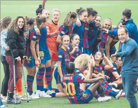  ?? FOTO: PERE PUNTÍ ?? El Barça celebró con una gran piña el pase a la final de la Champions ante el PSG