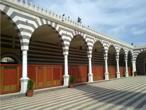  ??  ?? Ablaq-style architectu­re at the Khalid ibn al-Walid mosque in Homs (Beshr Abdulhadi/Flickr)