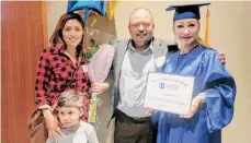  ??  ?? Octavia Sotelo muestra orgullosa su diploma junto a su esposo, Jorge, su hija y su nieto.