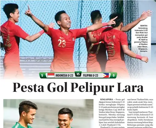  ??  ?? BANTAI: Gelandang Indonesia U-23 Sani Rizki ikut merayakan gol yang dicetak M. Rafli ke gawang Filipina di Stadion Jalan Besar, Singapura, kemarin.