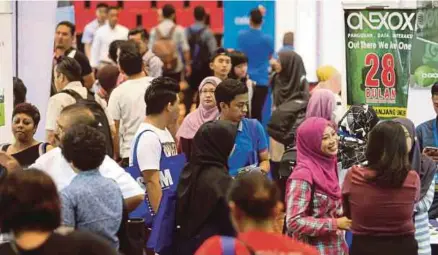  ?? [FOTO MALAI ROSMAH TUAH/BH] ?? Pengunjung membanjiri Program Temuduga Terbuka SL1M pada hari kedua di Dewan Canselor UMS di Kota Kinabalu, semalam.