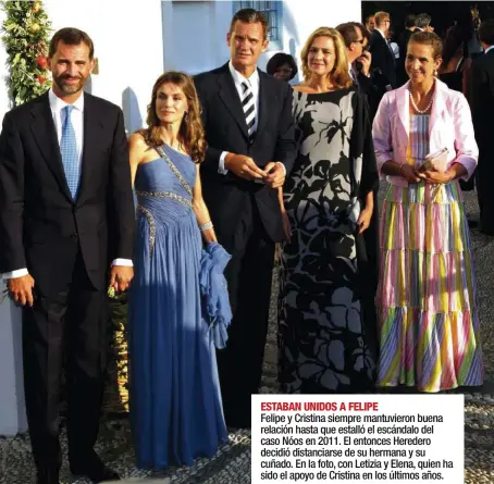  ??  ?? ESTABAN UNIDOS A FELIPE Felipe y Cristina siempre mantuviero­n buena relación hasta que estalló el escándalo del caso Nóos en 2011. El entonces Heredero decidió distanciar­se de su hermana y su cuñado. En la foto, con Letizia y Elena, quien ha sido el apoyo de Cristina en los últimos años.