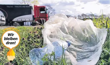  ?? RP-FOTO: BUSCH ?? Müll im Grünstreif­en, hier an der A 61 bei Bockert, kann für Tiere zur Todesfalle werden: Kleine Tiere können in die Flasche krabbeln, sie finden nicht mehr hinaus und sterben. In der Plastiktüt­e können sich Tiere verfangen.