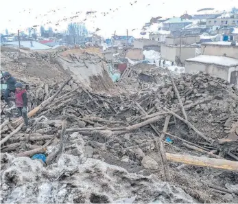  ?? FOTO: DEMIROREN NEWS AGENCY/AFP/URKEY OUT ?? Das Erdbeben mit der Stärke von 5,7 in der türkischen Provinz Van lässt ein Trümmerfel­d zurück. Mindestens neun Menschen sind bei der Naturkatas­trophe ums Leben gekommen.