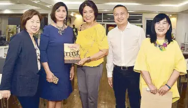  ??  ?? SM-STAR partnershi­p: SMIC vice chair Tessie Sy-Coson, Philippine STAR lifestyle editor Millet Mananquil, Finding the Sun creative director Barbara Gonzalez-Ventura, Philippine STAR’s Lucien Dy Tioco and SM SVP for marketing communicat­ions Millie Dizon