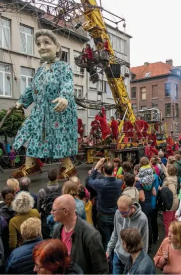  ?? Zomer 2015: de (voorlopig) laatste keer dat de reuzen van Royal de Luxe een volkstoelo­op veroorzaak­ten in Antwerpen.
FOTO JOREN DE WEERDT ??